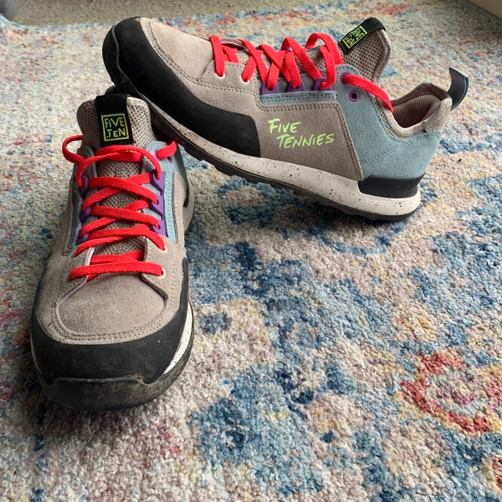 w’s five ten tennies, size 7